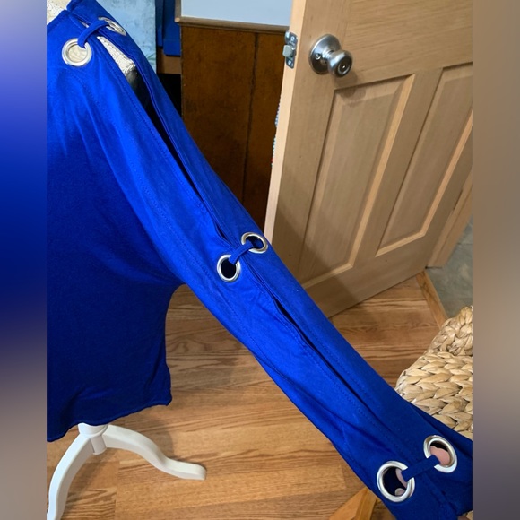 CABLE & GAUGE WOMENS COLD SHOULDER BLOUSE ROYAL BLUE MEDIUM - Picture 7 of 7